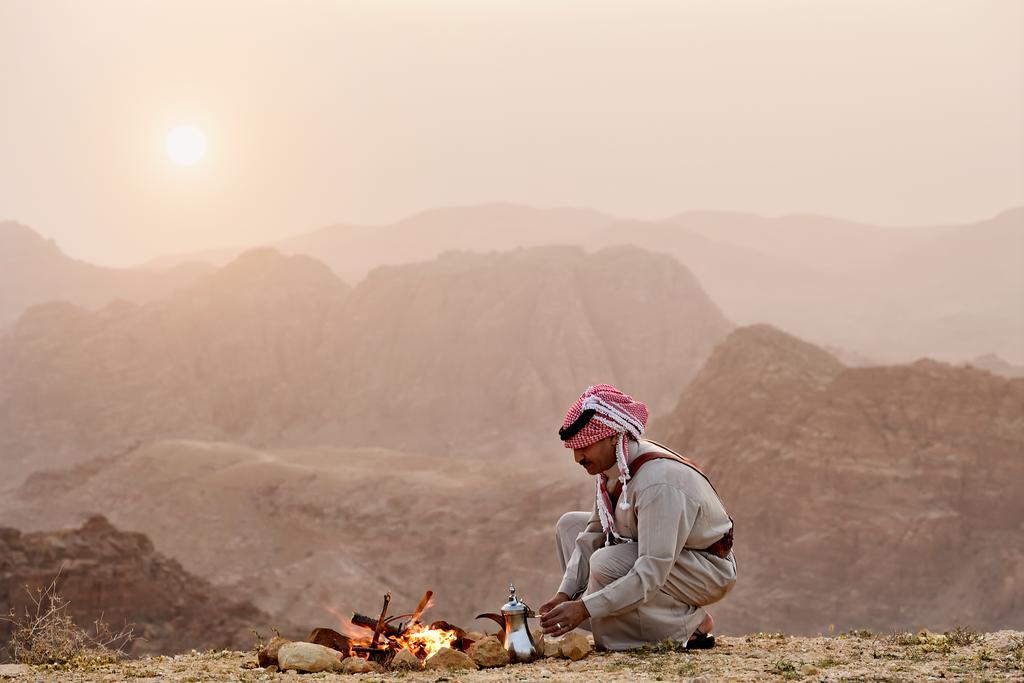 منتجع موڤنبيك البتراء وادي موسى المظهر الخارجي الصورة A Bedouin in Wadi Rum